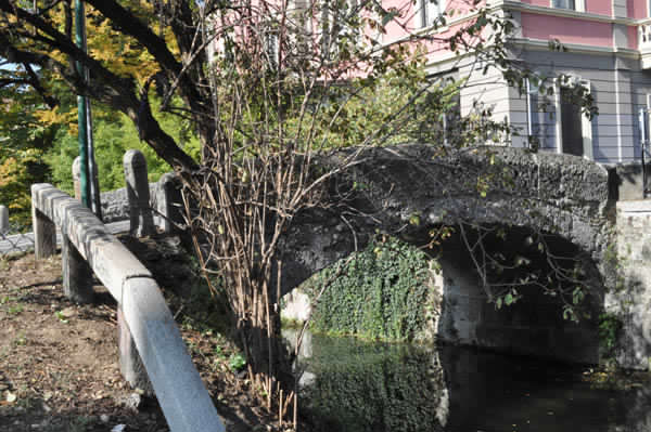Ponte Vecchio. Balaustre in granito